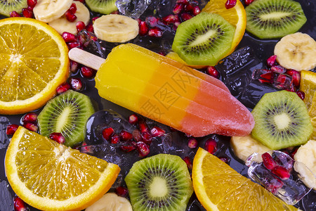 果汁冰淇淋和切片水果在黑板上关注冰棒新鲜的重点香蕉图片