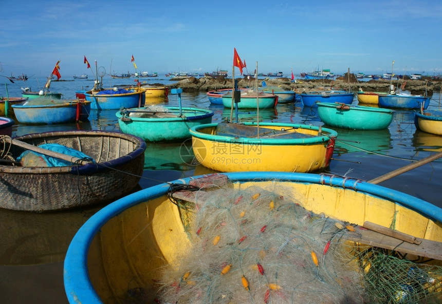 圆圈自然越南的亚洲风景广阔越南海滩多彩边有一群生机勃蓝天空阳光明日新鲜空气夏天越南在渔村旅行令人惊叹的景象图片