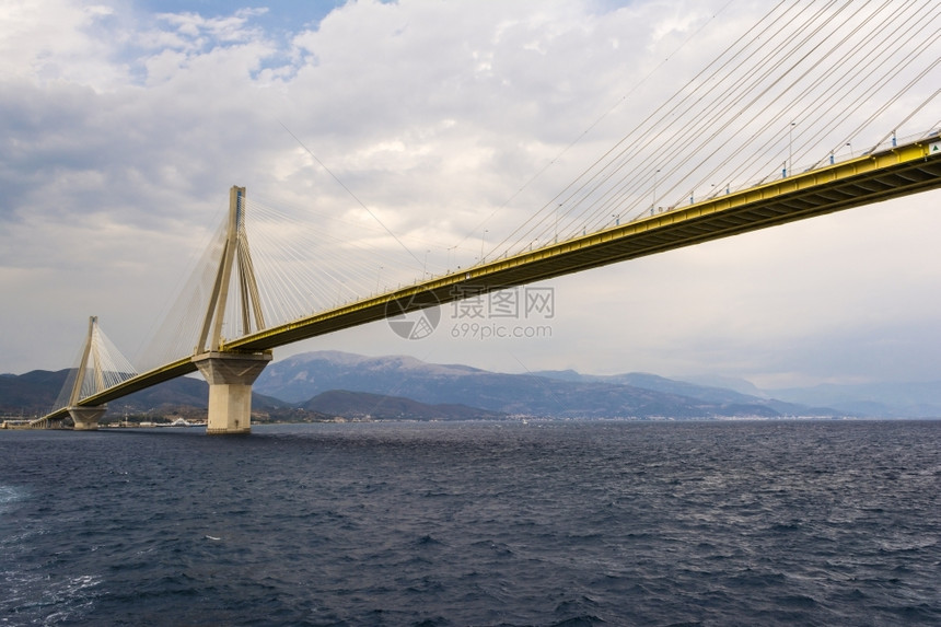 希腊科林斯湾海峡希腊跨越科林斯湾海峡是世界上最长的多宽有线和封存电缆的桥梁之一也是完全中止型最长的当代建造塔图片