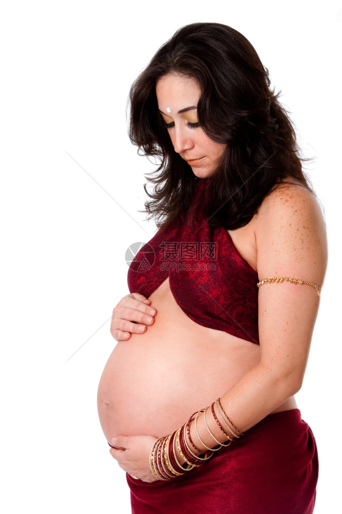 医疗的身穿红衣前额上有布丁的漂亮孕妇抱着她的肚子往下看与世隔绝身体母图片