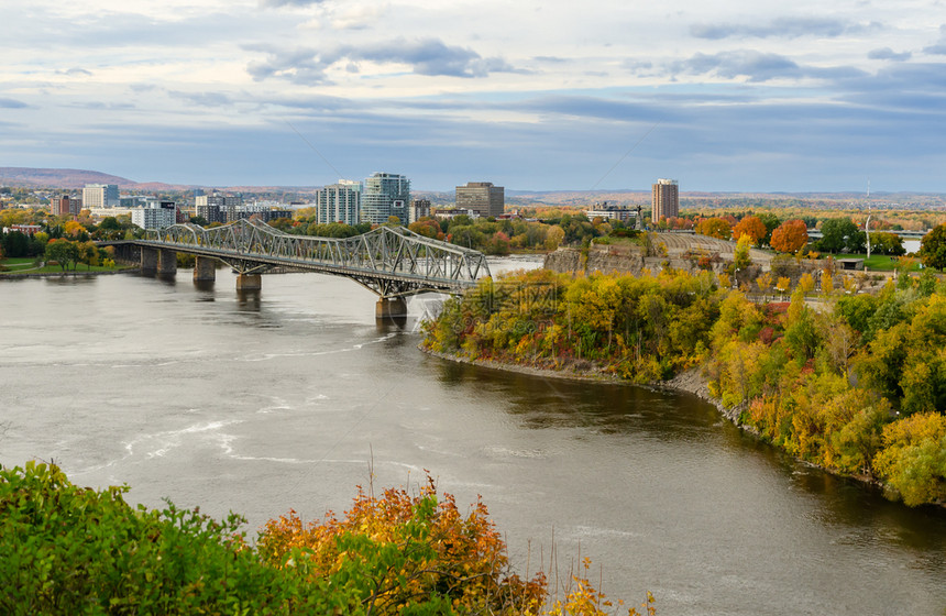 加拿大渥太华的河和亚历山德拉桥的秋天观议会山上的Seen爬坡道基础设施首都图片