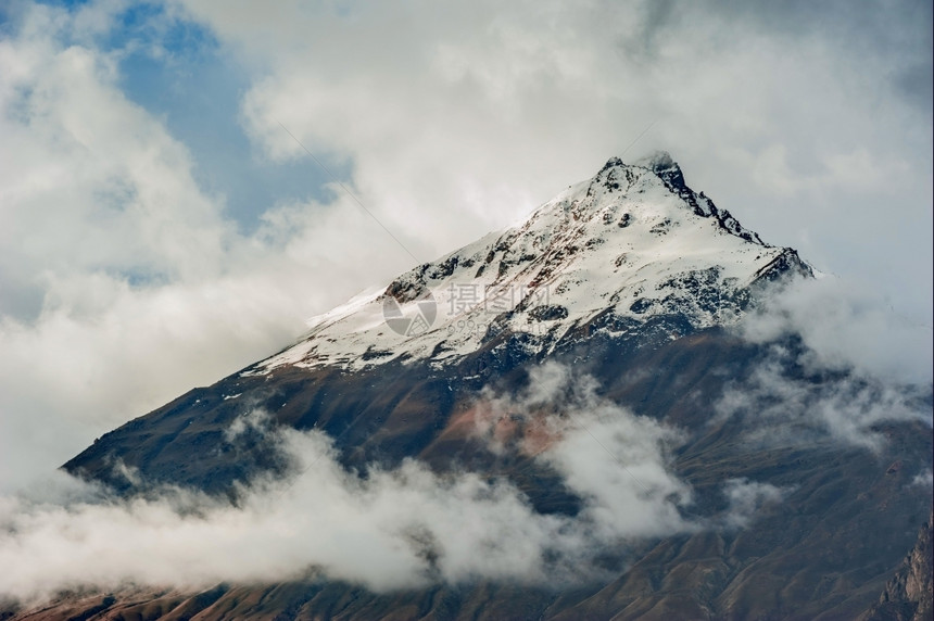 村庄多雾路段山峰地平线图片