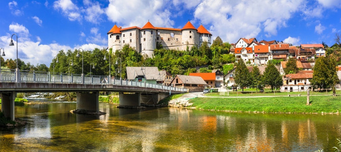 镇天空户外美丽的浪漫中世纪欧洲城堡斯洛文尼亚的Zuzemberk图片