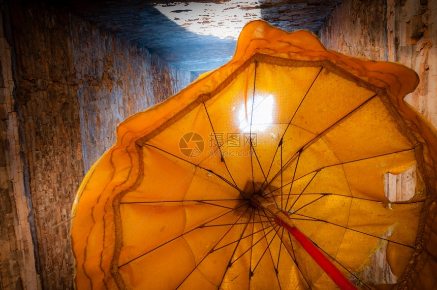 黄色的橙雨伞在寺庙防晒阳光橙色雨伞在寺院吴哥之水防晒阳光旅游行图片