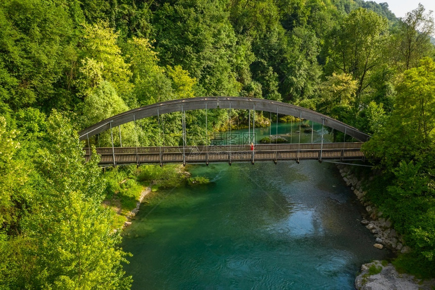 Serio河和旧桥的无人机视图ValSerianaBergamo值意大利语景观图片