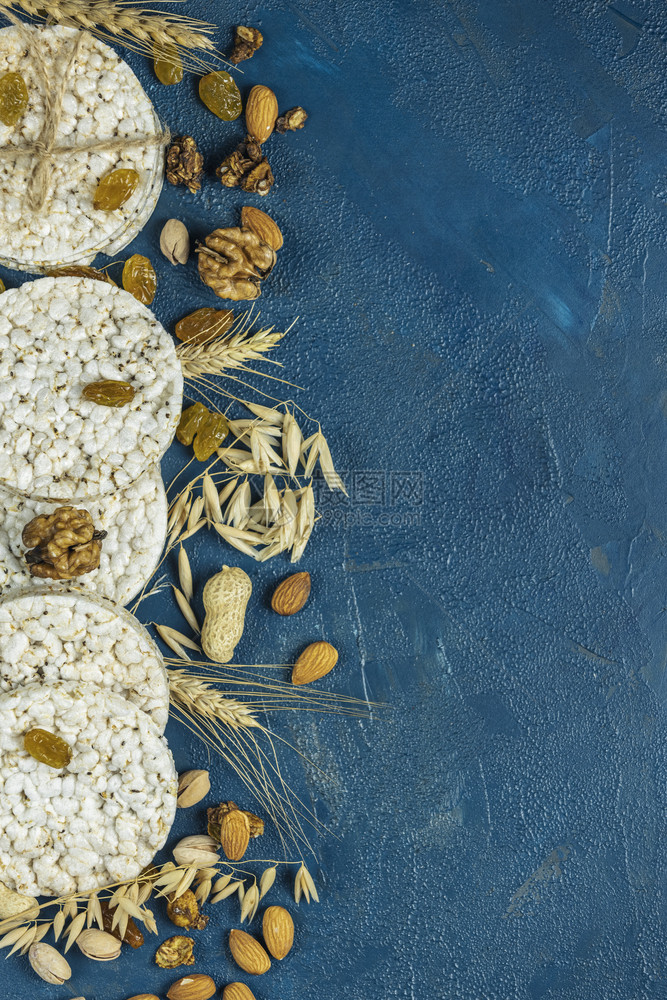 健康点心在经典蓝色混凝土表面顶层视野平地复制文字空间上听到小麦的耳鸣午餐饮食巧克力图片