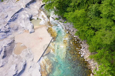 白天塞里奥河的无人风景ValSerianaBergamo夏天游客植被图片