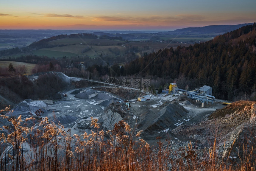 工作在一个花岗岩采石场的矿业中Sloupno和在日落的捷克美丽的景色背中工业的岩石图片