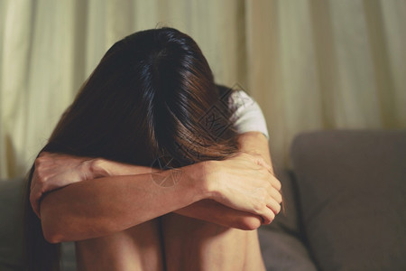 一位与男友分手的坐着压力紧张沮丧失眠的女人情感焦虑男朋友图片