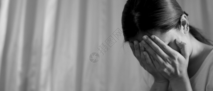 脸恐惧一位与男友分手的坐着压力紧张沮丧失眠的女人伤心背景图片
