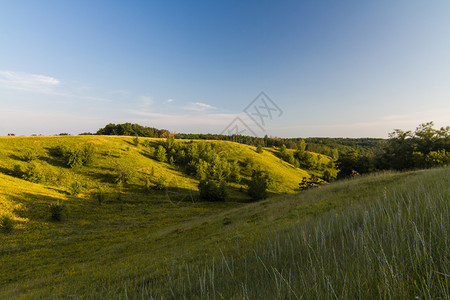 景观地平线阳光明媚乌克兰切尔卡西地区草原的美丽景色与阳光照亮图片