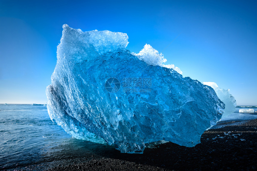 Jokulsarlon的蓝色冰山岛南部的一个大冰川湖有选择重点自然约古沙龙水图片