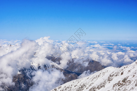 自然阿尔卑斯山寒冷的高和谷云层之上的美丽景色吉尔斯坦雾蒙的阿拉尔查公园的壮丽景色背景图片