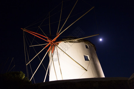 米科诺斯著名的风力磨坊晚上在密科诺斯地中海风车塔图片