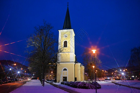 建造夜晚假期圣诞节日美丽的古老教堂有雪和星图片