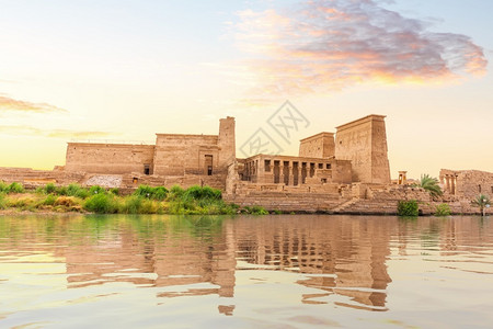 地标夏天日落时在菲莱岛的伊西斯寺庙埃及阿旺尼罗河风景建筑学图片