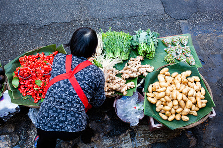 曼谷销售新鲜水果和蔬菜的妇女泰兰人最高风景市场帽子图片