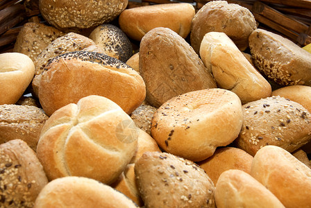 塔菲尔自制美食面包店里很多新鲜的面包图片