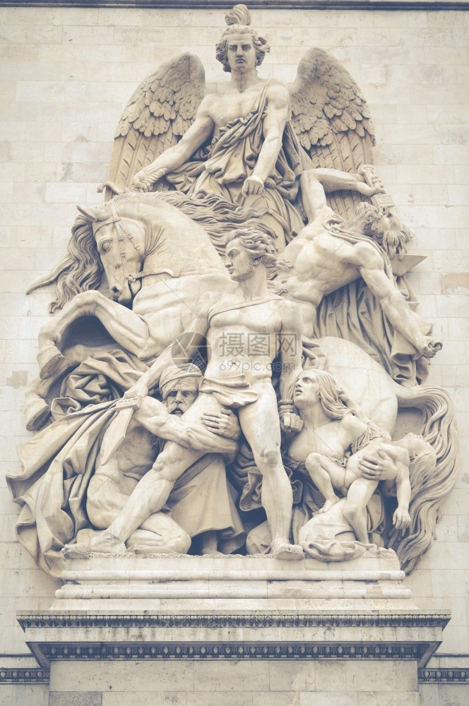 凯旋地标雕塑在巴黎法国一个悲哀和阴云的日子里图片