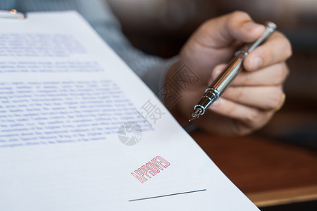 职业就验收签署商文件字笔和经批准在证明合同协议律师亲手概念文件上盖印的签名喷泉笔和经批准的证书合同协议背景