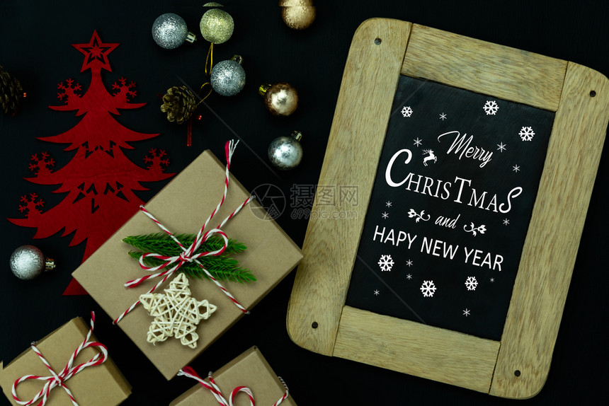 卡片销售假期新年装饰品快乐福拉特在家庭工作室办公桌用现代黑纸背景写成的礼物盒壁纸树上设定了基本区别物赠送箱fir树图片