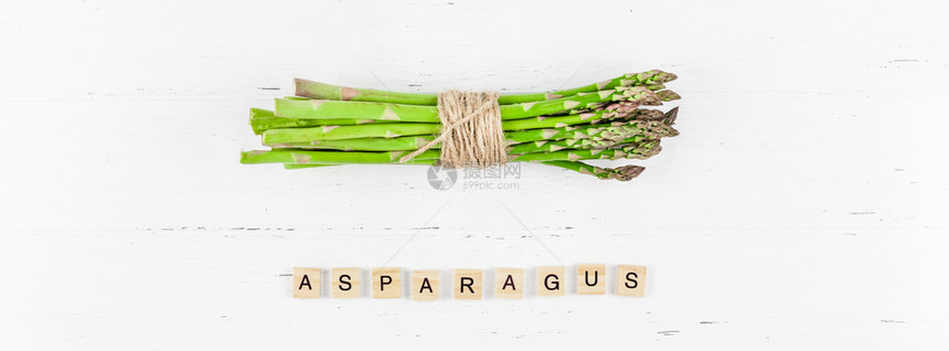 白色木制桌子上新鲜绿色食草动物sparagus的顶级模型复制空间最小房屋烹饪概念为博客或食谱模拟infowhatsthis素食主图片