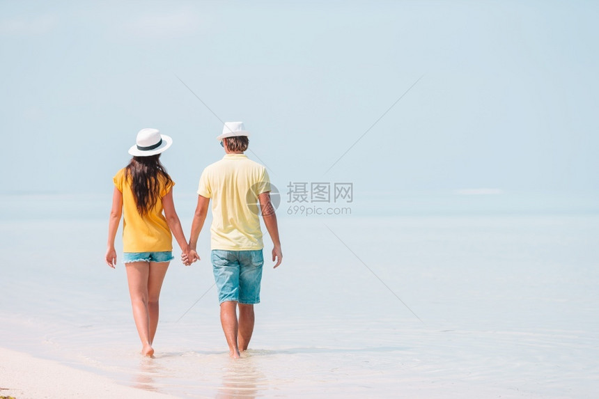 情侣在海边度假图片