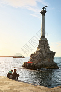 港口刺刀塞瓦斯托波尔河堤的美丽景色被切断的船只纪念碑美景凹陷图片