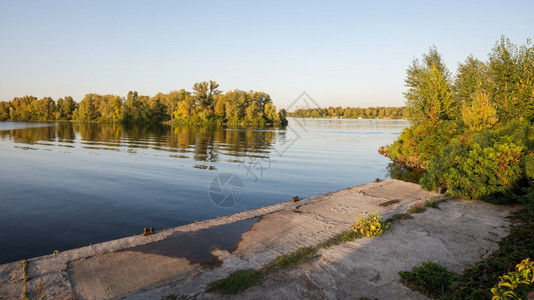 乌克兰基辅Obolon区Dnieper河登陆舞台一个阳光明媚的夏夜平静镇宁户外高清图片素材