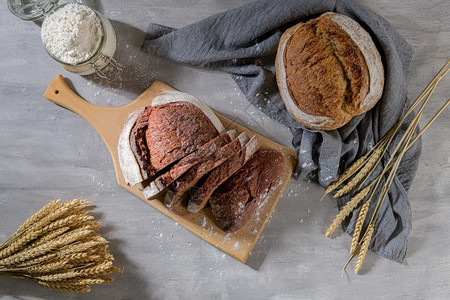 土制甜菜根面包烤小麦和黑面包的切片脆皮产品木板图片