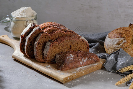 土制甜菜根面包烤小麦和黑面包的切片饮食营养包子图片