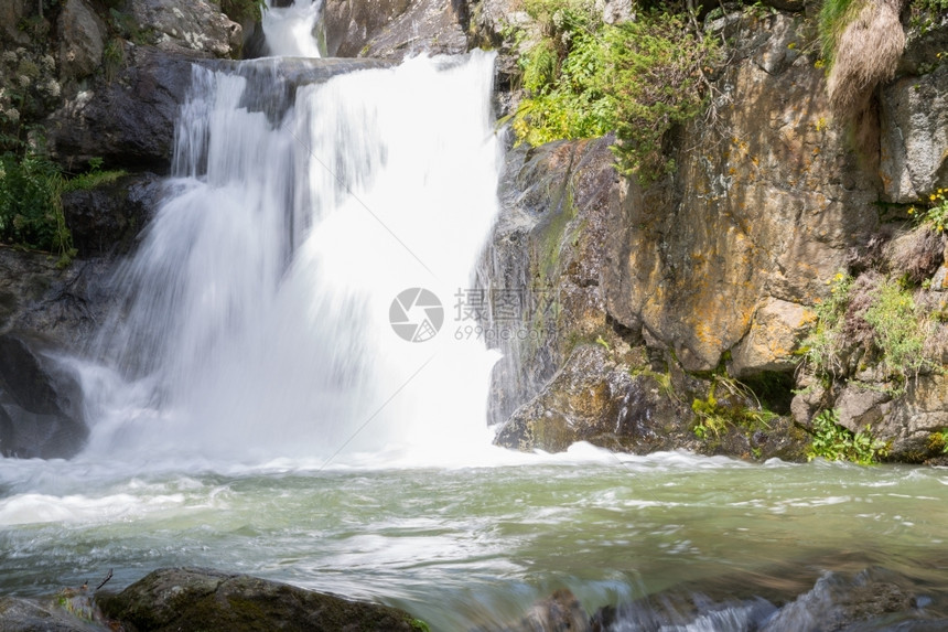 级联努里亚加泰罗尼佩雷牛斯山谷瀑布新鲜溪流图片