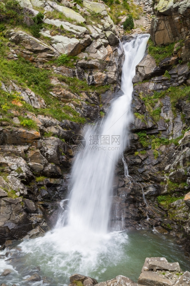 努里亚加泰罗尼佩雷牛斯山谷瀑布溅绿色森林图片