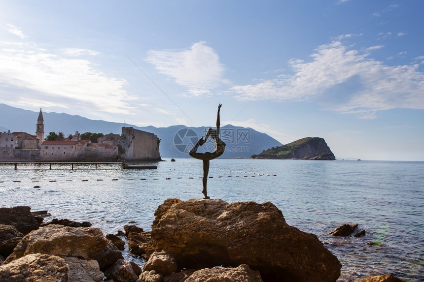 轮廓黑山布德瓦度假村海滩上的舞女雕像亚得里海维埃拉最受欢迎的度假村之一黑山布德瓦度假村海滩上的舞女雕像亚得里海维埃拉最受欢迎的度图片