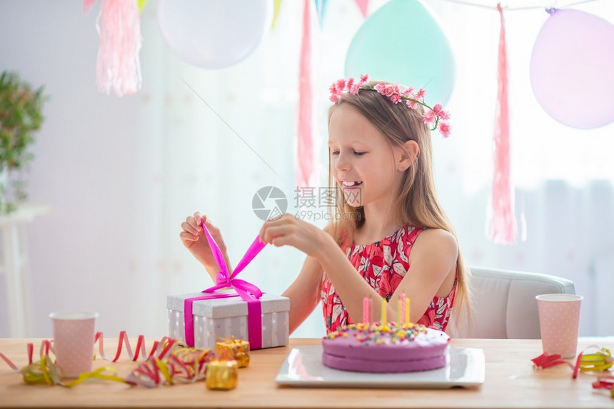 朋友们颜色快乐的小女孩在她生日派对上解包希望概念Festive多彩背景与热气球留在家中Caucasian隔离区女孩充满梦幻般的笑图片