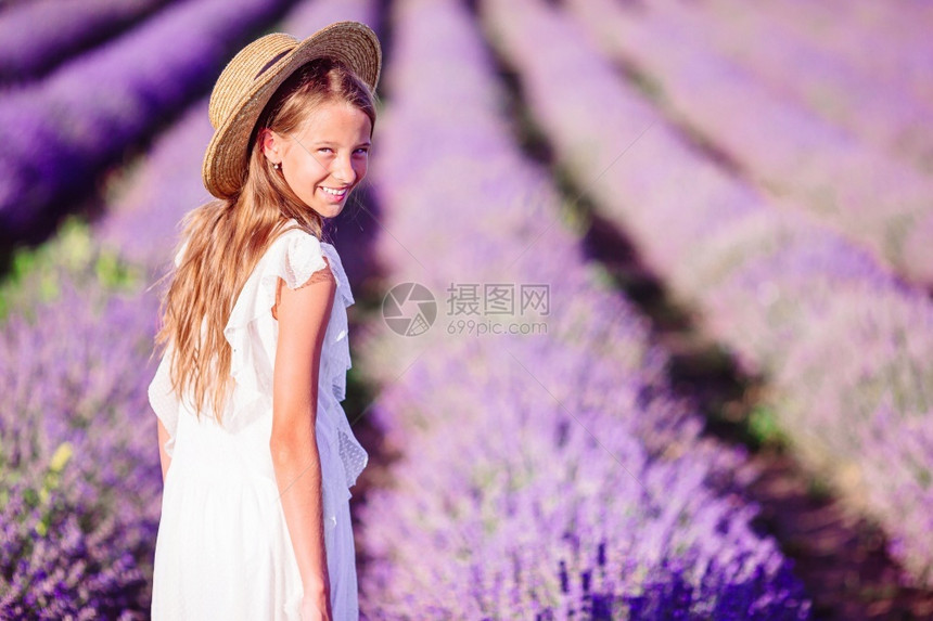 草地自由穿白裙子的紫衣花朵田中可爱的小姑娘穿着白礼服戴帽子的红衣女人日落时戴白礼服帽子和谐图片