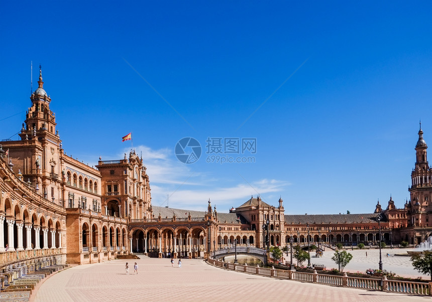 游客在西班牙塞维利亚广场的半圆形建筑周围观光旅行者摩尔人假期图片