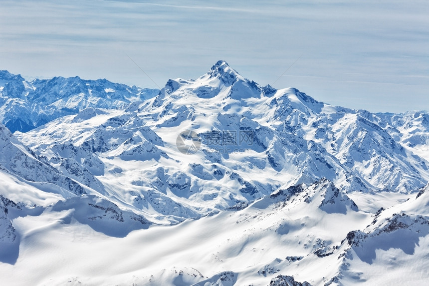 雪堆白色的岭从格鲁吉亚上空的Elbrus山查看图片