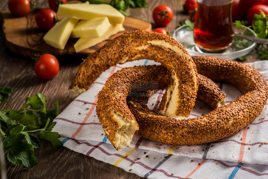 火鸡模拟土耳其传统百吉饼茶奶酪和番茄紧缩图片