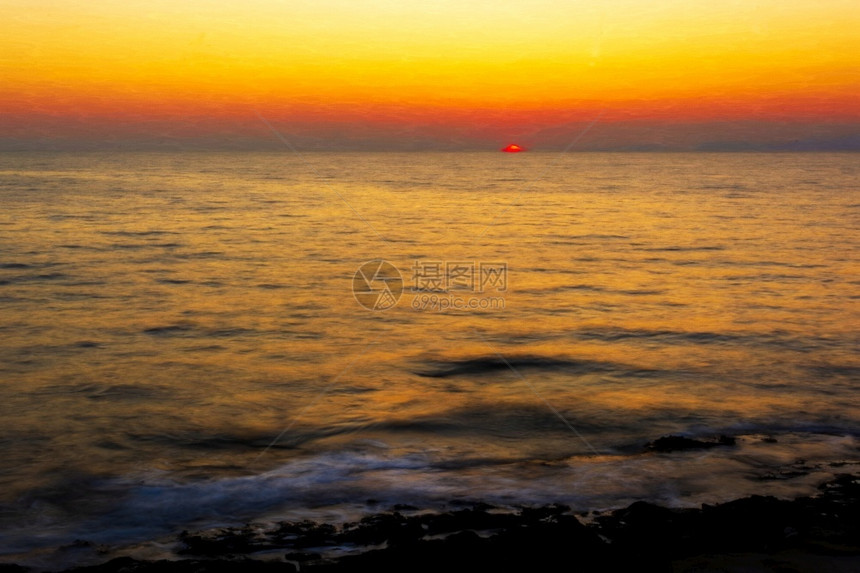 以地中海为颜色的自然美景在希腊古岛屿上的数字画像在希腊古原岛后美丽的日落吉捷亚岛后美丽的夕阳欧洲海滨反射图片
