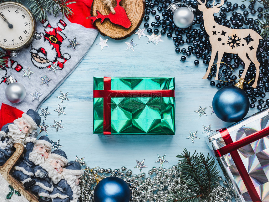 盒子纸装礼品彩色饰多的面条圣诞树枝和木制蓝色地表的红树枝特观闭合平整的圣诞快乐和新年贺卡圣诞和新年明亮的图片