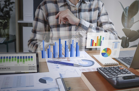 理政分析财务图表预算和未来在办公室的规划情况管理办公室的建筑和规划对财务和会计领域业人员进行分析同事成功政人员设计图片