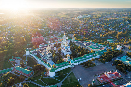 杜克谢霍夫文化无人机耀斑俄罗斯秋天日落SergievPosad时三一圣瑟泽修道院的全景空中观察背景