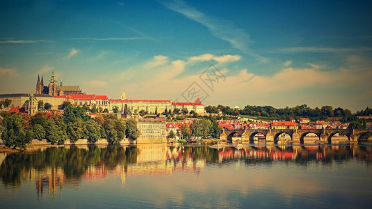 普拉亚罗哈普拉哈捷克首都布拉格旧城码头建筑和Vltava河上CharlesBridge的景色日落风城市观捷克语背景