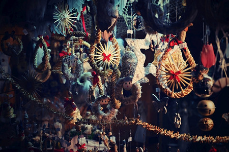 雪花金的老美丽古圣诞装饰品挂在市的摊位上古典和传统的捷克装饰品图片