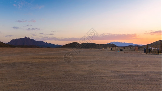 颜色精彩的苹果浏览器美丽的地貌阿拉伯石头沙漠埃及日落时山峰高在沙漠游牧民小屋右侧背景