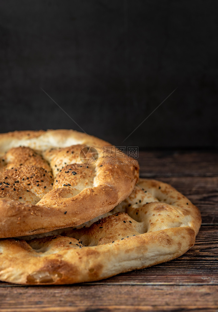 有机的面包店斋月皮塔Pidesi传统土耳其面包为圣月斋一顿饭图片