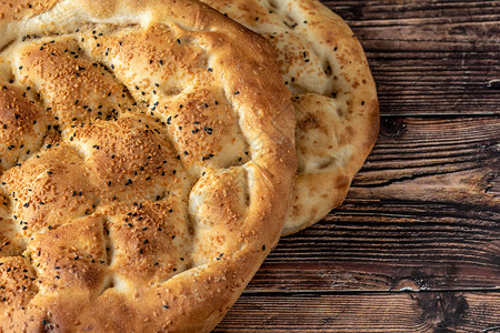 禁食面包店斋月皮塔Pidesi传统土耳其面包为圣月斋结石背景图片