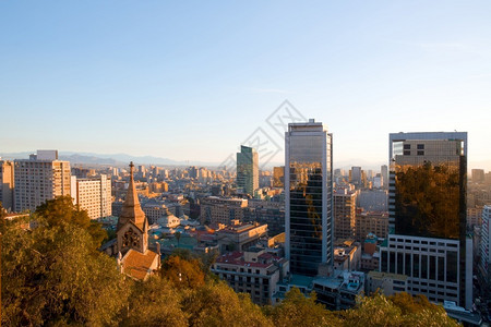 多于智利圣地亚哥南美洲圣露西山的市中心风景摩天大楼股票图片