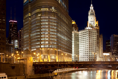 美国伊利诺州芝加哥河和市中心天际线城的著名北图片